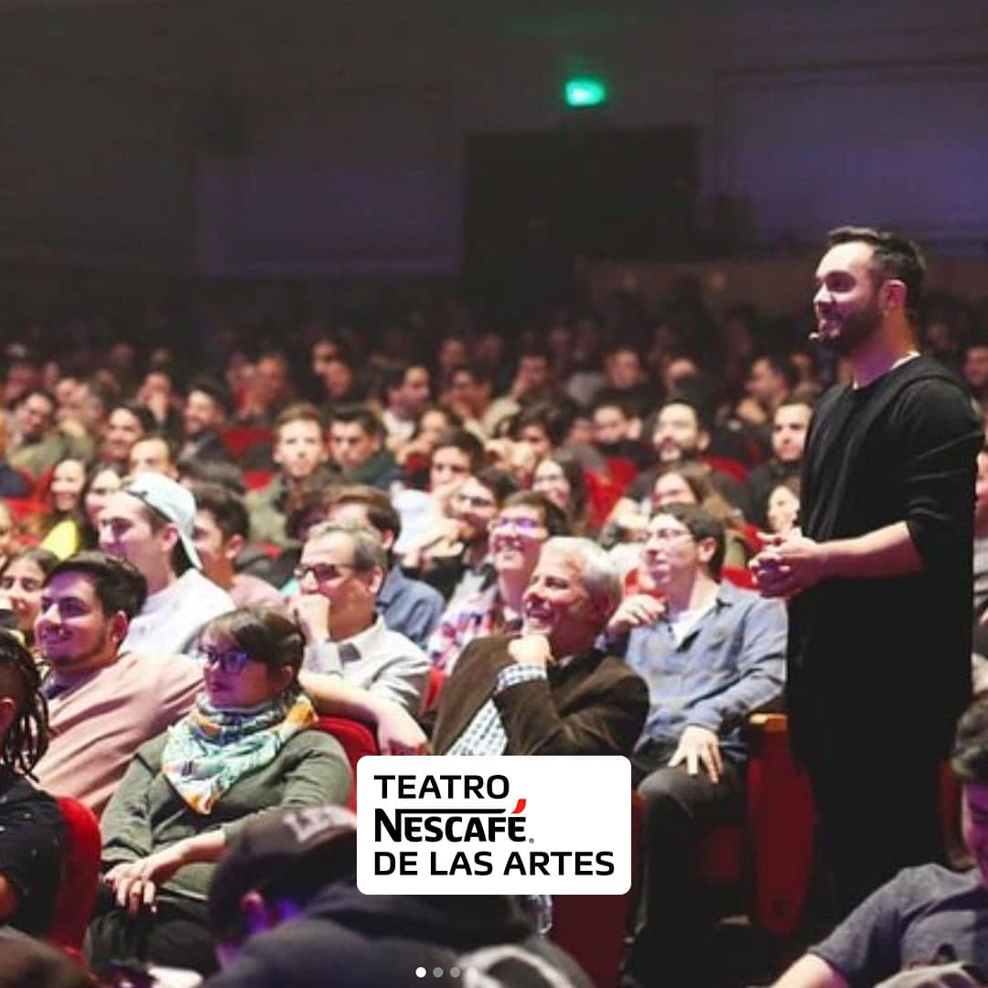 Emilh actuando frente al público en Teatro Nescafé de las Artes.